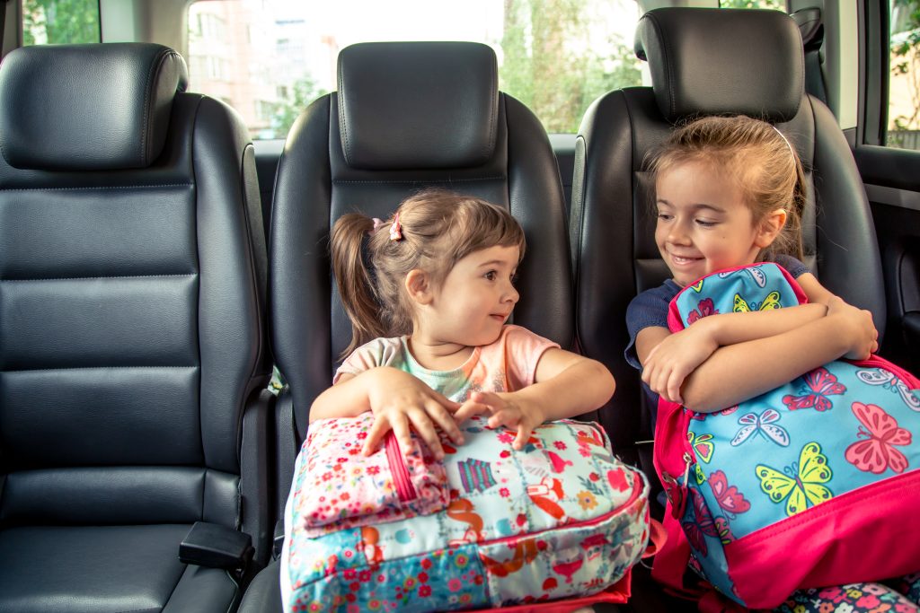 Enfants dans une voiture